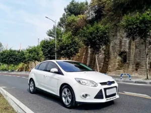 Ford Focus 2010 : gros plan sur l'avant de la voiture avec nos phares à projecteurs, améliorés avec des phares à bi-projecteurs pour une meilleure visibilité en conduite de nuit.