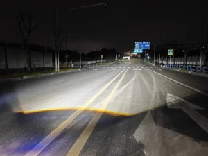 Essai routier des feux de croisement des projecteurs du marché de l'après-vente dans un environnement sombre