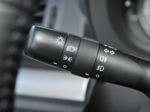 Pomo de control de los faros del coche utilizado como imagen de portada para una guía sobre la lógica de control de las luces de la parrilla del coche, incluidos los interruptores, los activadores ACC, la agrupación y el comportamiento “sin remordimientos”.