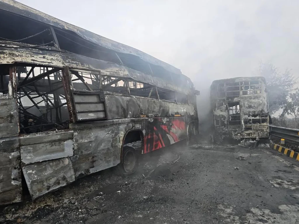 Foggy crash scene on India’s Delhi–Agra Expressway after a multi-vehicle collision and fire; a reminder of fog lights and fog lights car safety in low visibility.