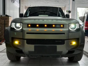 Land Rover con las luces de la parrilla del coche instaladas, mostrando las luces LED limpias de la parrilla y la iluminación de la parrilla en la rejilla delantera.