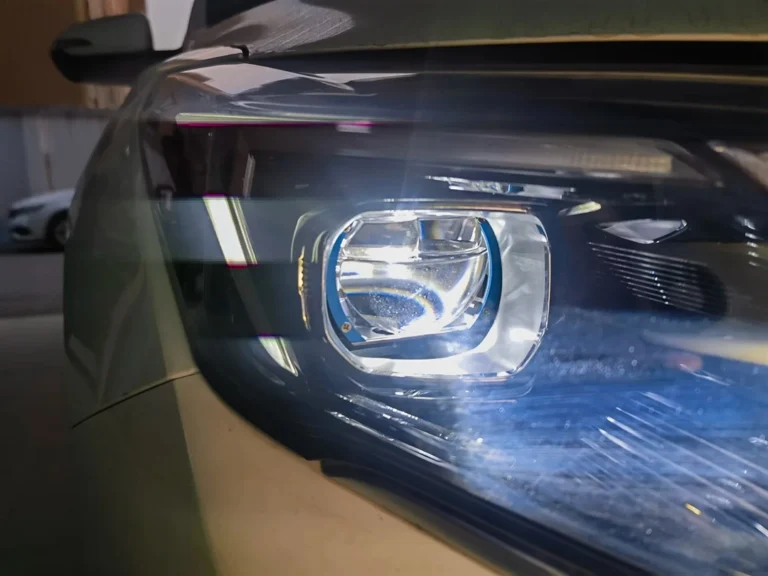 Крупный план автомобиля с обновленными проекционными фарами - стоят ли проекционные фары того?