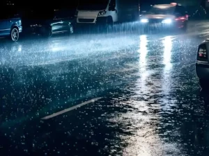 نمط شعاع ضوء الضباب من بالينو في ليلة ممطرة، انتشار ضوء منخفض وواسع على الطريق