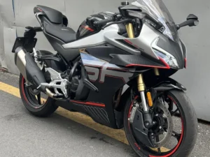 Motorrad mit Fahrradscheinwerfern und einem Linsenscheinwerfer im Freien
