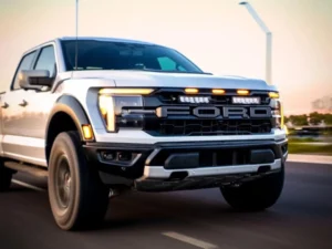 El todoterreno Ford Raptor circula por carretera con las luces LED de la parrilla Leding instaladas
