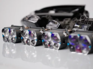 Comment fonctionnent les projecteurs ? Gros plan sur la lentille convexe d'un phare de projecteur.