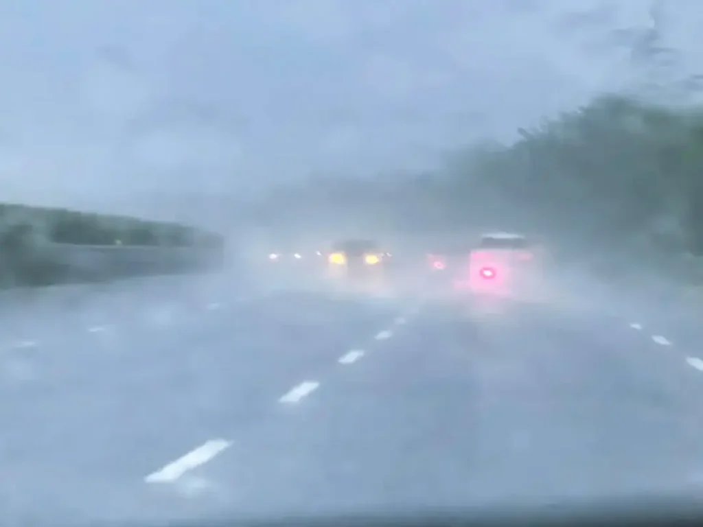 LED Projector Fog Light for Car: dense fog reduces visibility and can lead to front-end collisions; fog lights help improve near-field road readability and reduce glare.