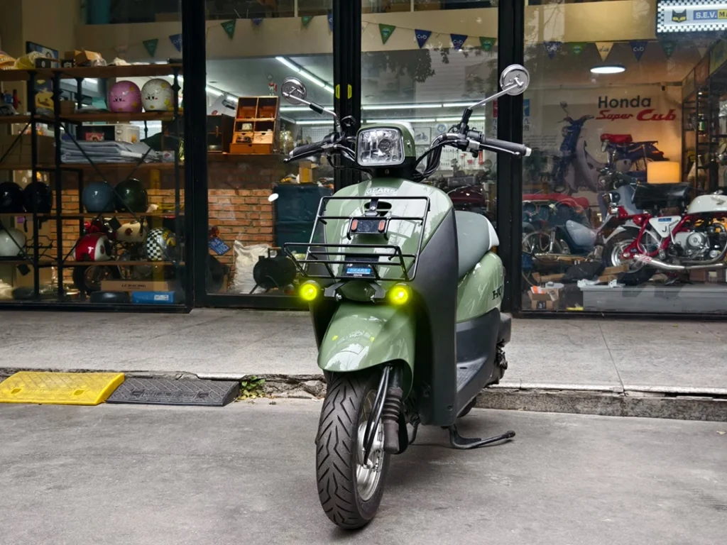 Lampu kabus motosikal pada skuter, pancaran jingga waktu siang dihidupkan