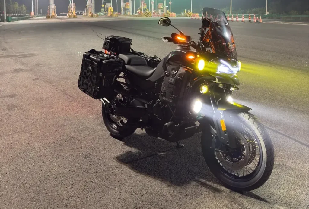 मोटरसाइकिल पर पीली/एम्बर किरण वाली फॉग लाइट की तुलना सफेद हेडलाइट किरण से