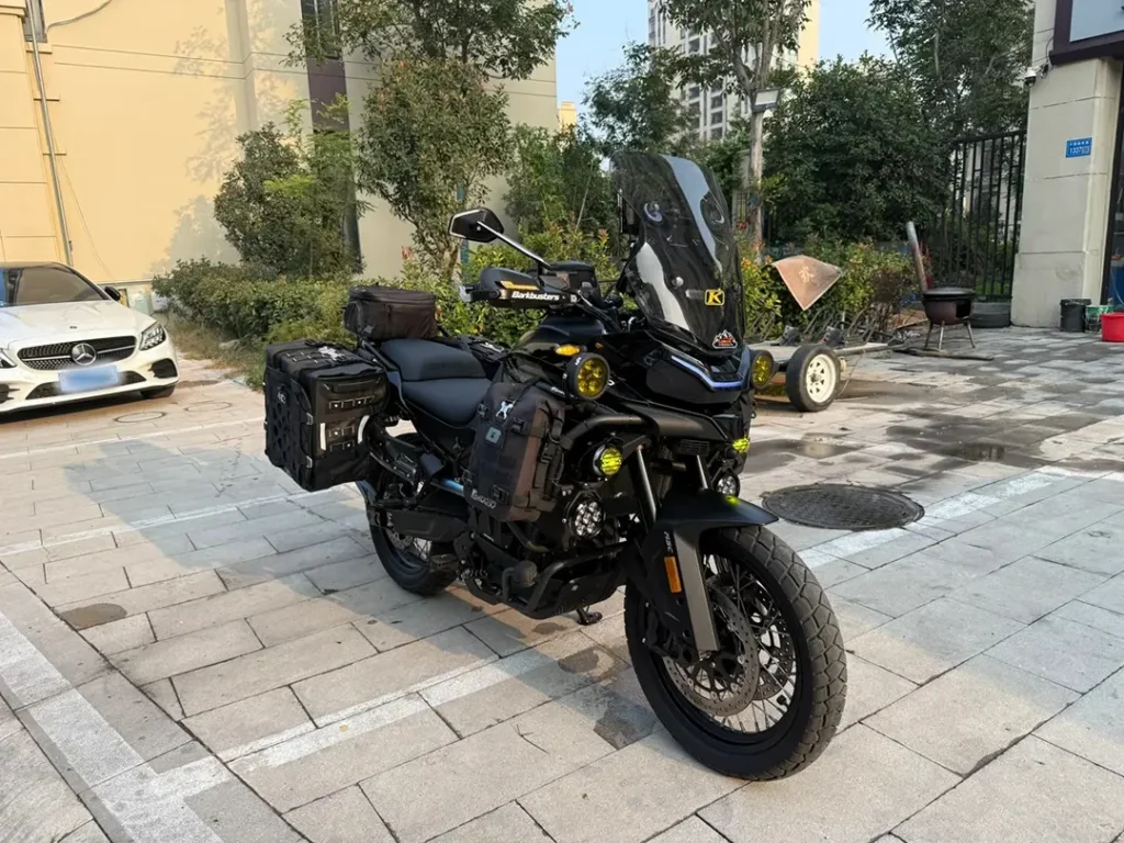 मोटरसाइकिल में एलईडी फॉग लाइट्स लगाकर संशोधित किया गया।