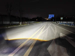 Route de nuit montrant le faisceau des projecteurs avec une ligne de coupure nette