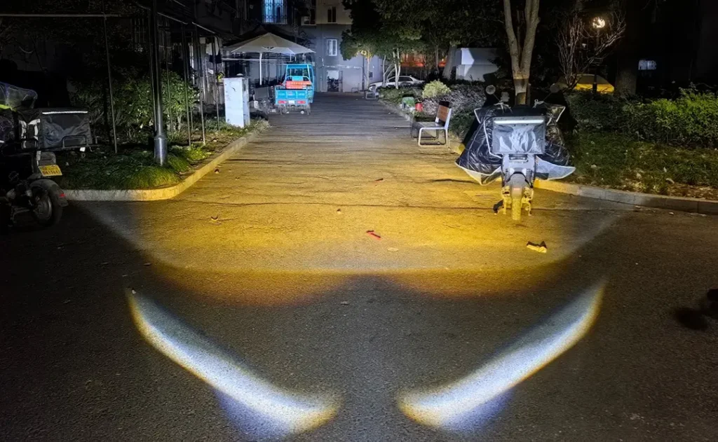 การทดสอบการส่องสว่างของถนนหลังการติดตั้งไฟหน้าโปรเจ็กเตอร์สำหรับรถจักรยานยนต์.
