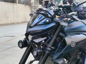 Une moto Yamaha équipée d'un phare projecteur rétrofit (phares projecteurs pour motos).