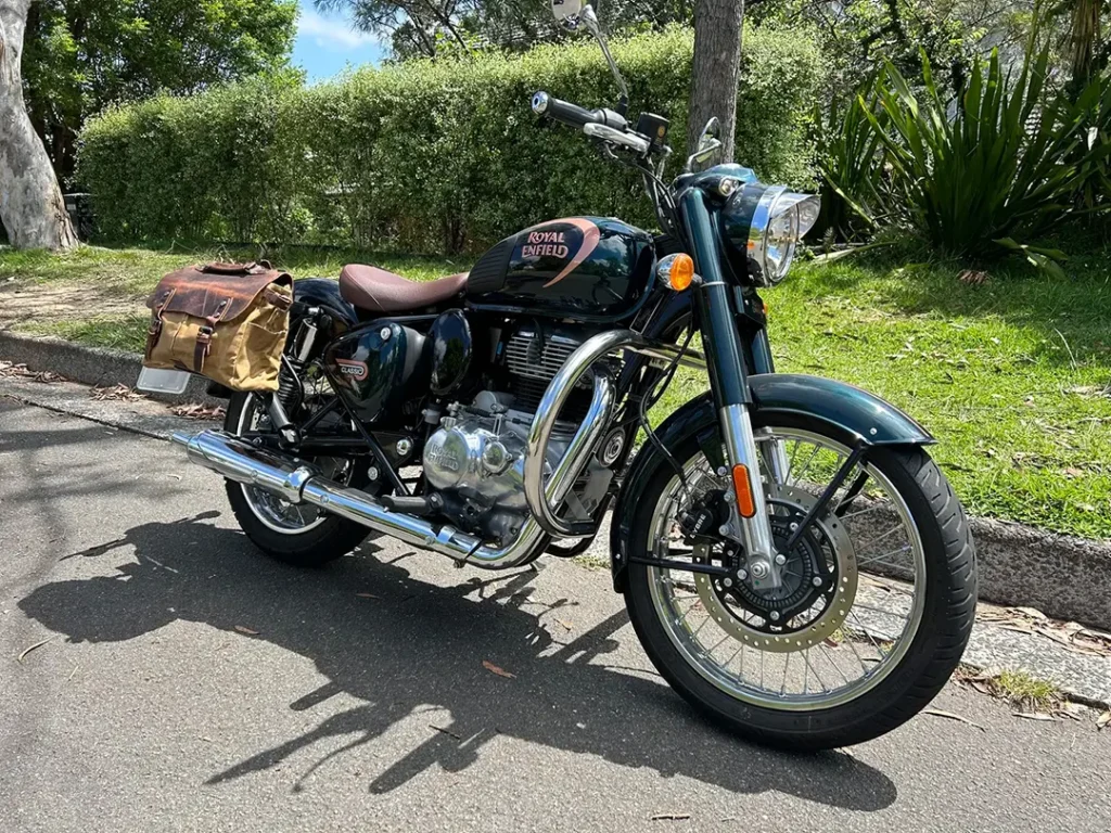 รอยัล เอนฟิลด์ คลาสสิก 350 พร้อมการอัพเกรดไฟหน้าโปรเจคเตอร์ รอยัล เอนฟิลด์ ถ่ายภาพกลางแจ้ง.