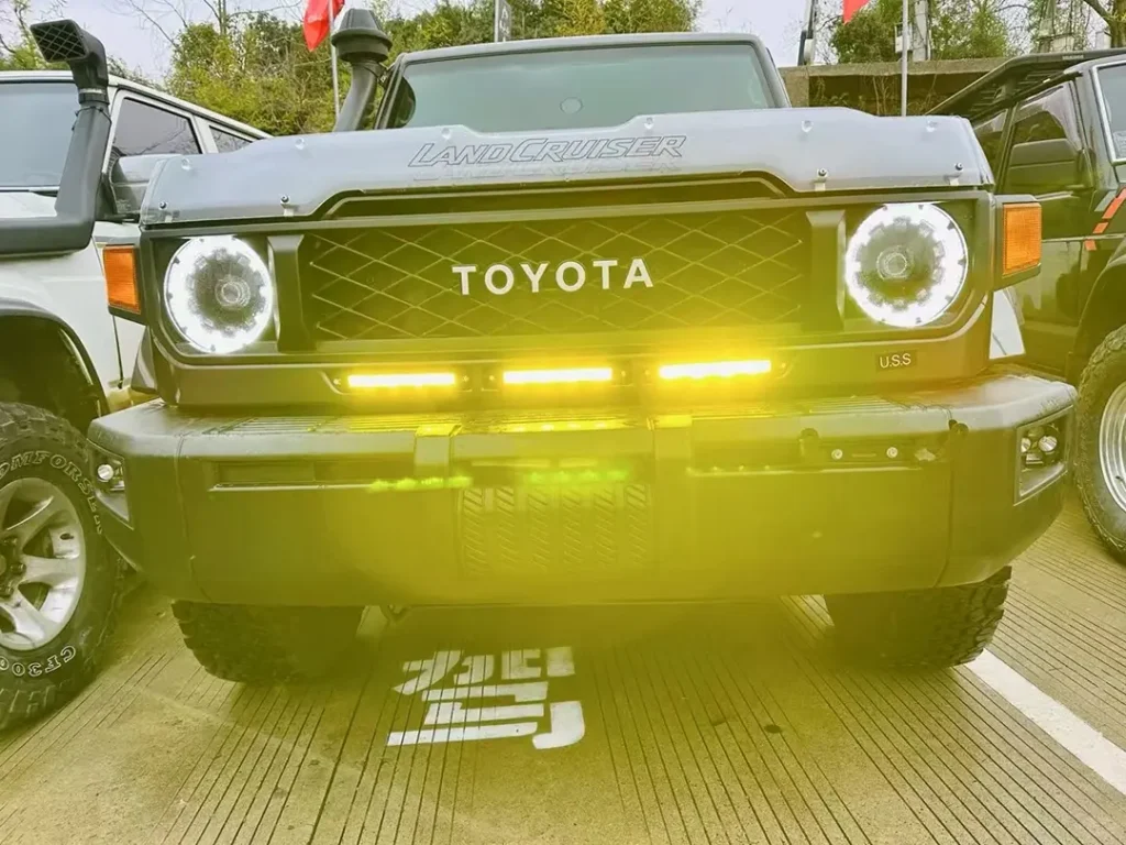 Grill lamp on Toyota Land Cruiser front grille with integrated fog lights