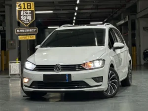 Volkswagen blanche garée dans un garage après l'installation de phares à projecteur, montrant la configuration améliorée du projecteur et le contrôle du faisceau.