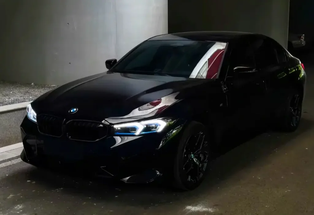سيارة BMW سوداء مع مصابيح أمامية ليزر