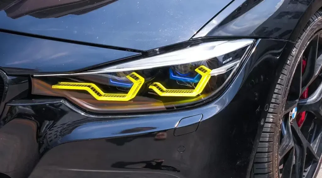 BMW Série 3 - Gros plan sur les phares lors du remplacement des feux de jour