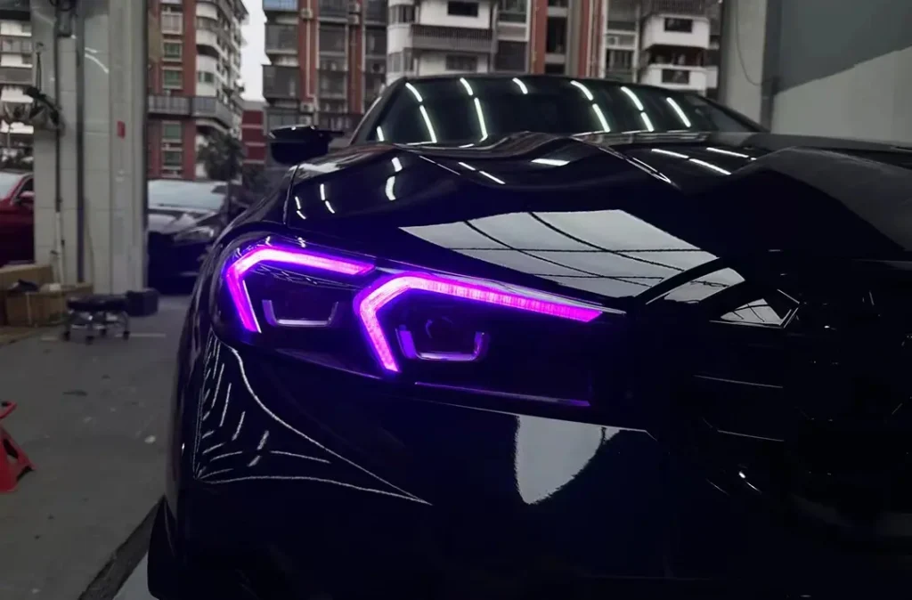 BMW مع مصابيح أمامية عاكسة مطوّرة ومصابيح نهارية متغيرة الألوان