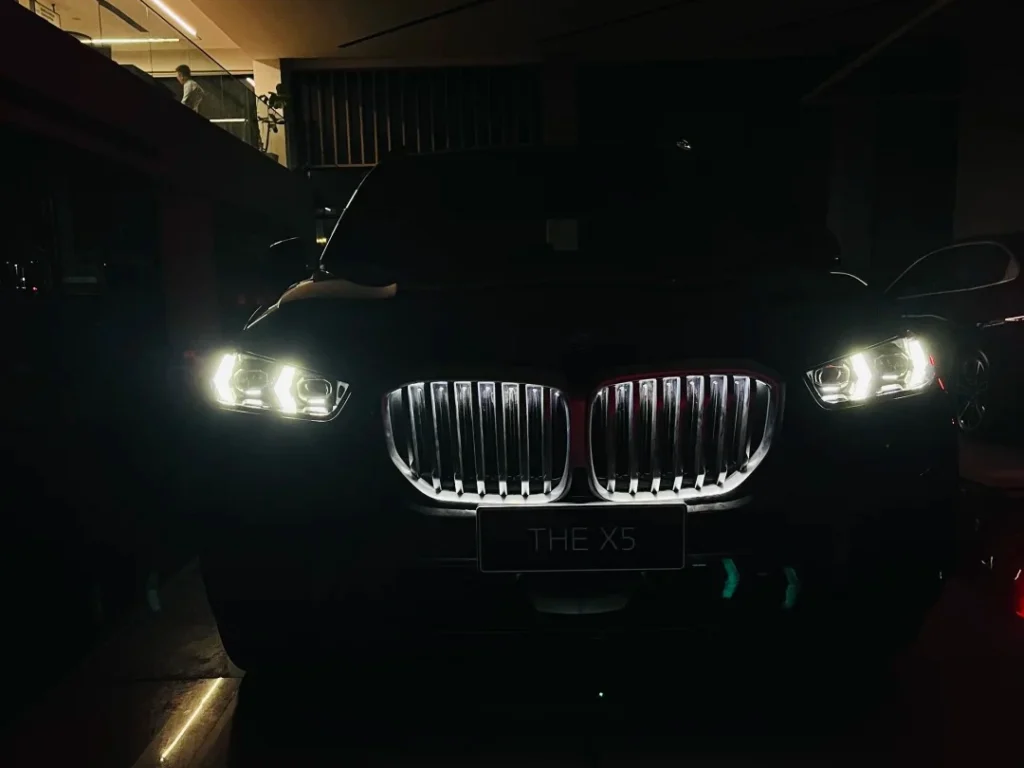 BMW SUV con las luces de la parrilla instaladas, mostrando la colocación segura de los sensores y la disposición limpia.