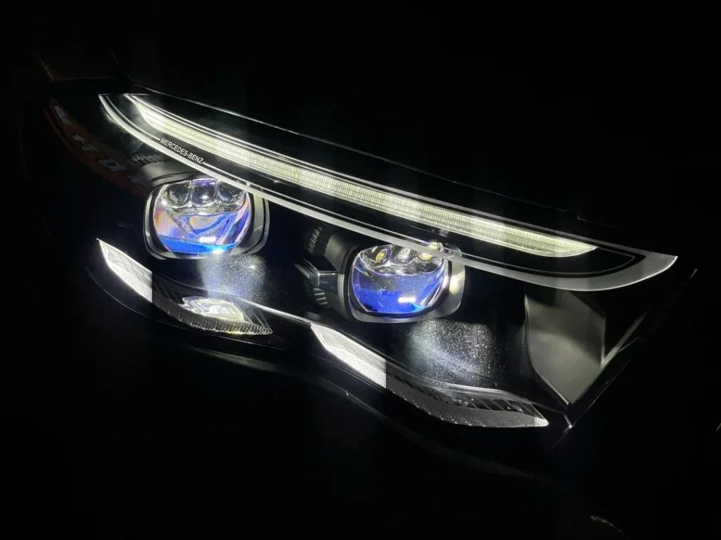 Coche equipado con faros de proyector personalizados en un frontal modificado vista de cerca