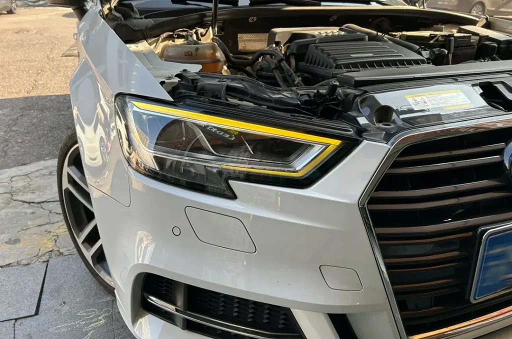 Remplacement des feux de jour avec le capot ouvert pendant l'installation