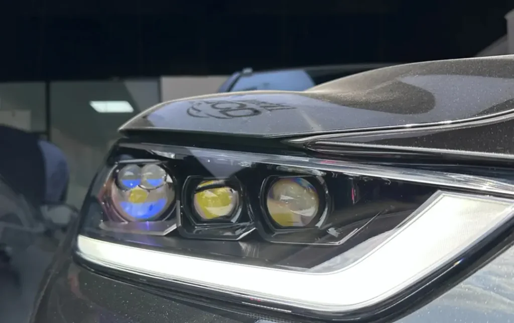 سيارة مزودة بمصابيح ليزر أمامية ثلاثية بروجيكتور أمامية ثلاثية في تحويل المصابيح الأمامية المخصصة