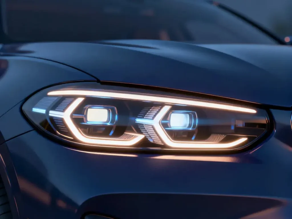 صورة مقرّبة لمصباح أمامي OEM LED على سيارة