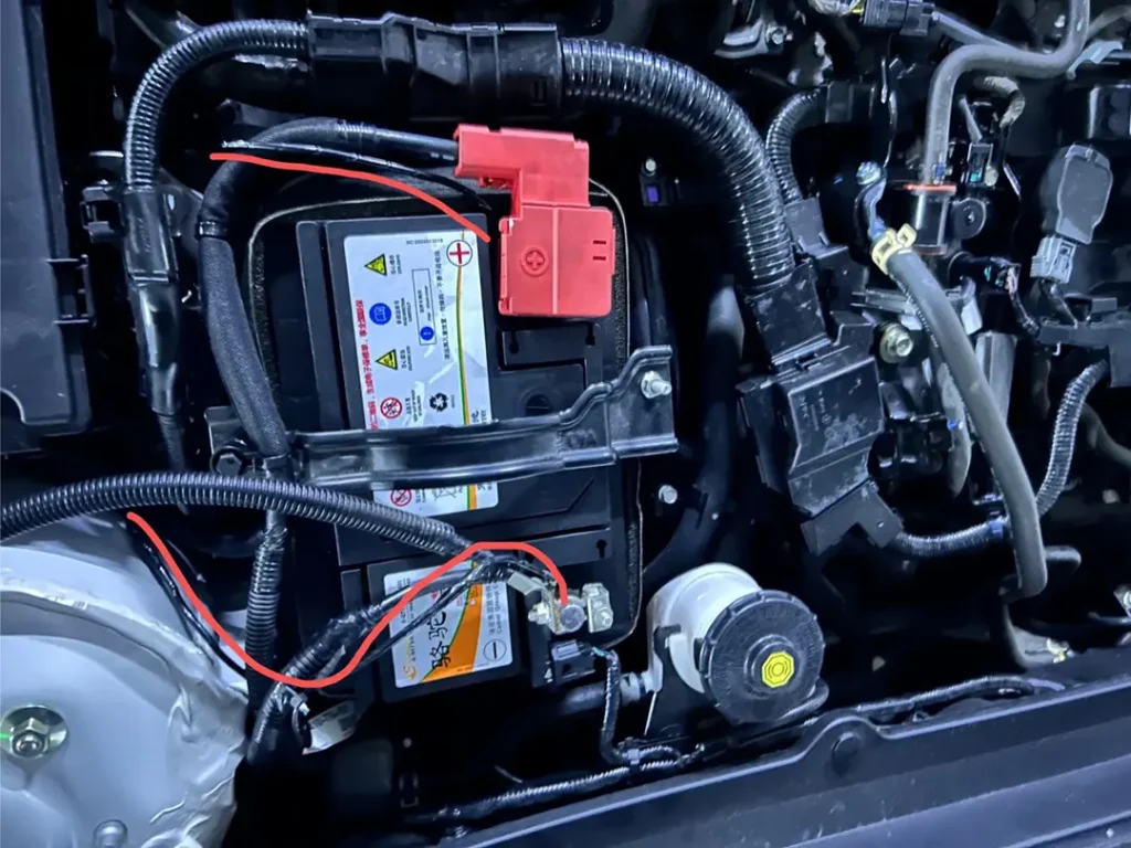 عمال توصيل أسلاك العمال مصابيح العرض الأمامية أثناء التركيب