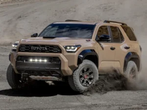 Toyota 4Runner circulando por el desierto con las luces de la parrilla delantera encendidas