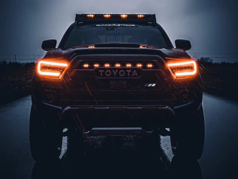 Lampu grille LED Toyota Tacoma di malam hari