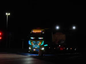 Camión con las luces LED de la parrilla delantera instaladas por la noche