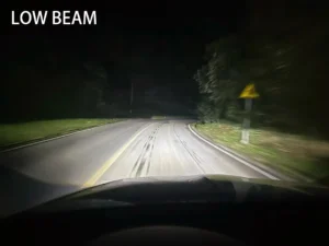 Abblendlicht-Straßentest mit Lichtverteilung und Hell-Dunkel-Grenze, um zu vergleichen, welche Scheinwerfer für Nachtfahrten am besten geeignet sind.